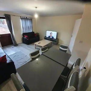  Holiday home Close To Central - 4 Bedroom House, 8 Beds, Sleepps 14, Free Parking